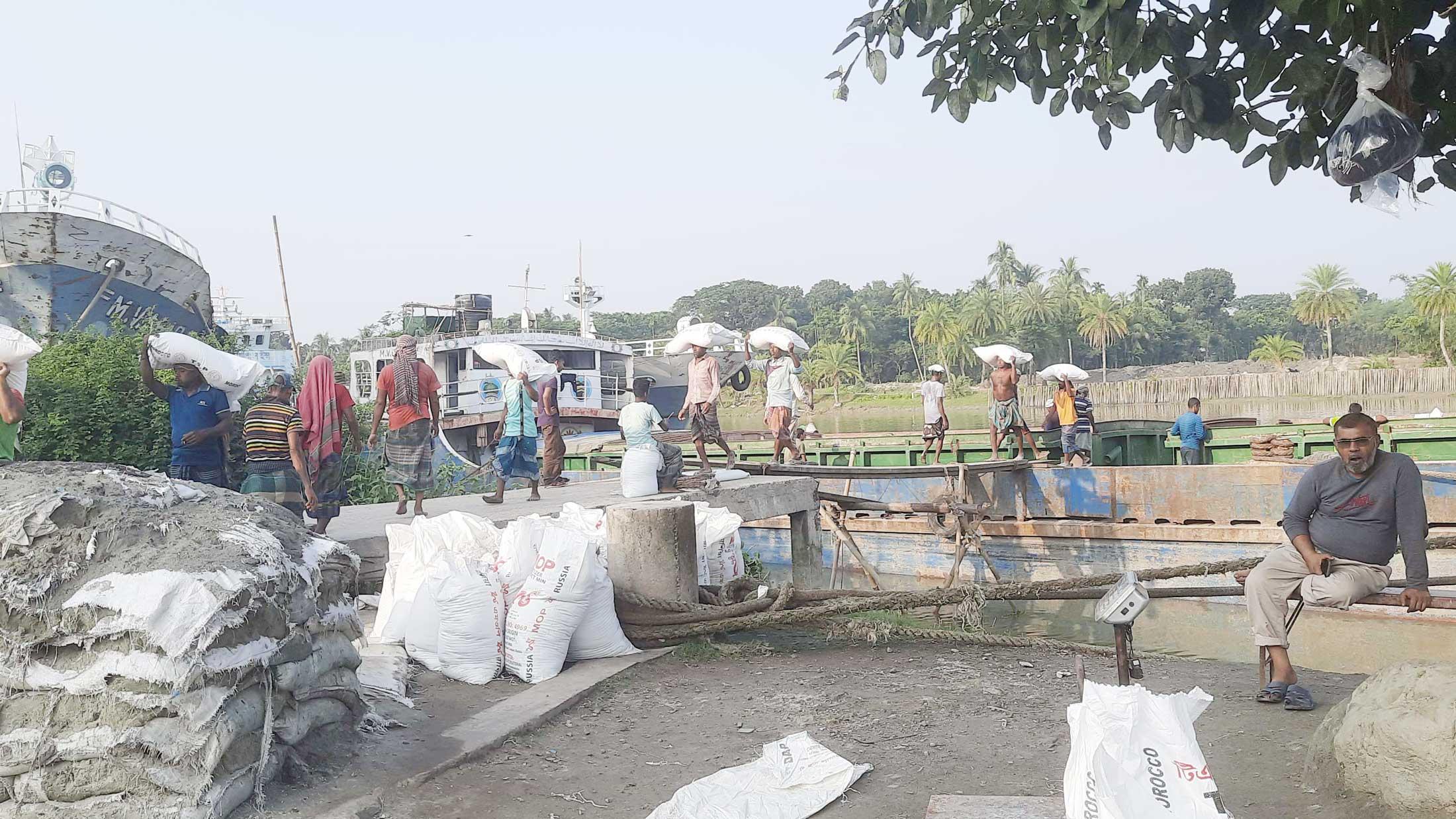 শ্রমিক ধর্মঘট প্রত্যাহার সচল নওয়াপাড়া বন্দর