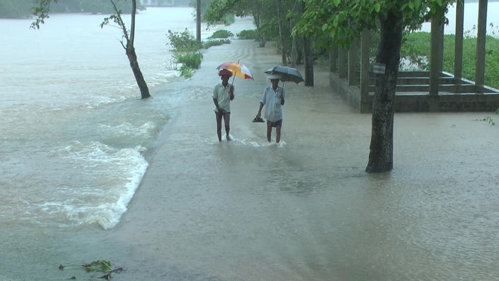 ধেয়ে আসছে বন্যা