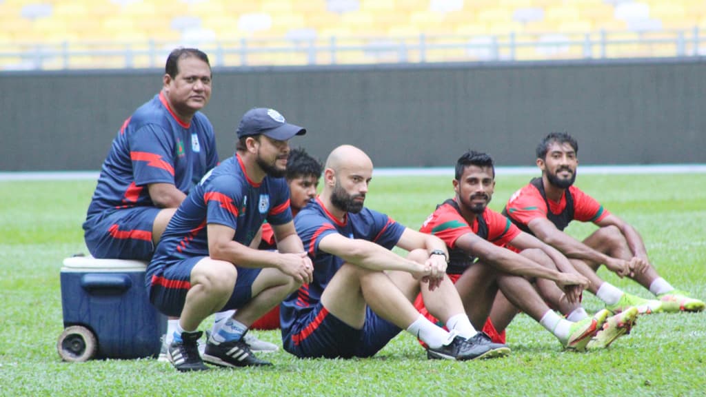 কাবরেরার দৃষ্টি যুবাদের দিকে