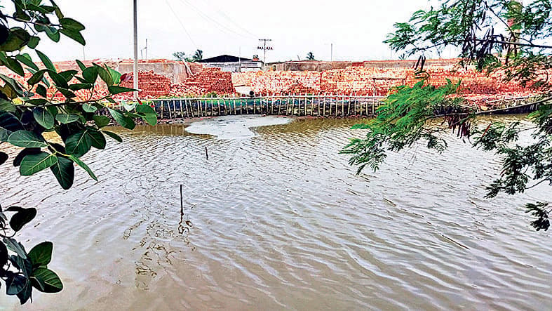 বটিয়াঘাটায় পুকুর ভরাট করে দখলের অভিযোগ