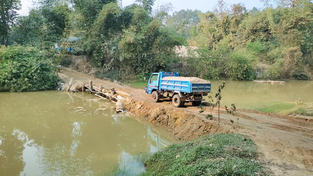 খালে বাঁধ দিয়ে বালু পরিবহন