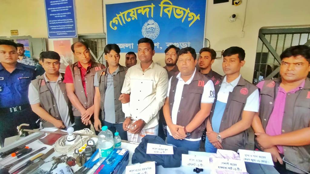 ‘বগুড়ায় ডাকঘরের ভল্ট কেটে টাকা লুট করেন শফিকুল একাই’