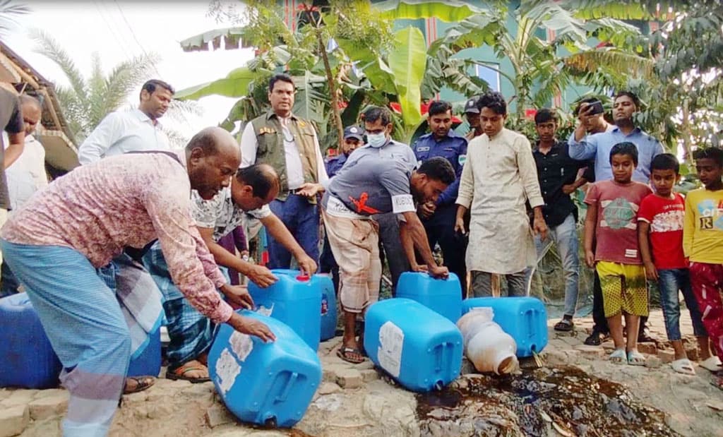 চিটাগুড়–ফিটকিরি দিয়ে তৈরি হয় ‘খাঁটি মধু’