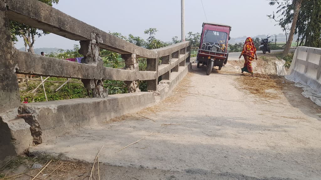 বিকল্প নেই, ভাঙা সেতুতে চলাচল