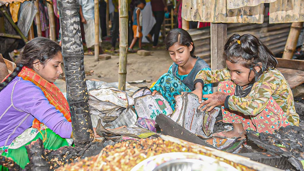 ‘সব বই যে পুড়ি গেইল বাবা, কী নিয়া স্কুল যাইম?’