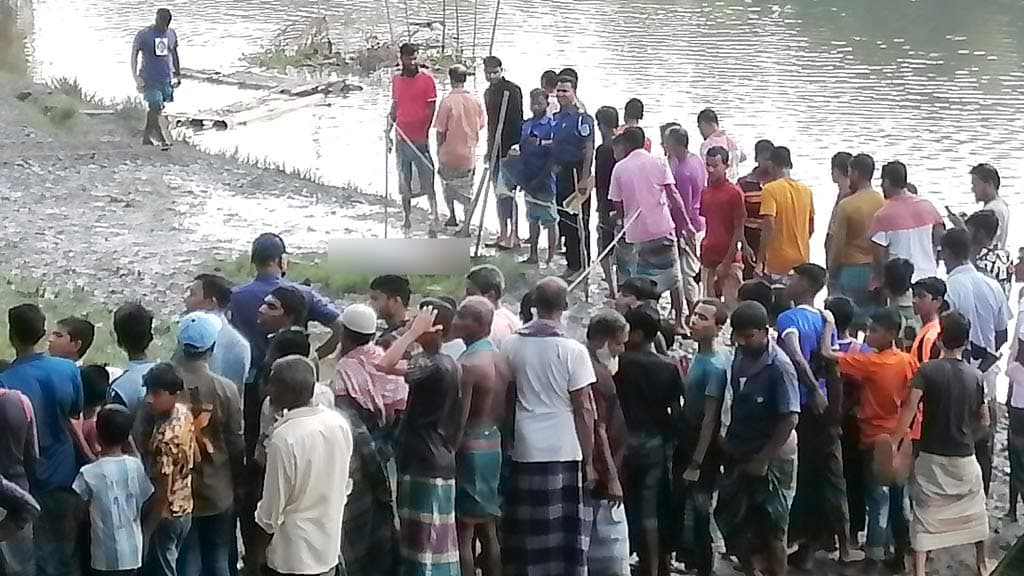 নদীর পাড়ে যুবকের ক্ষতবিক্ষত লাশ, অদূরে মিলল দা 