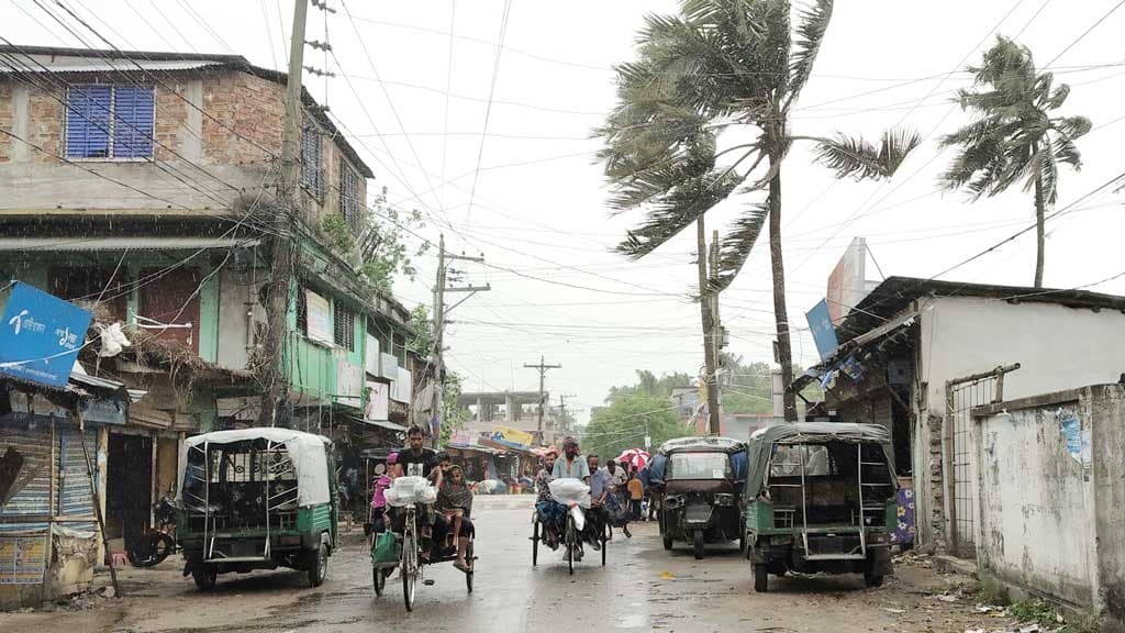 ঘূর্ণিঝড় রিমালের প্রভাবে ফকিরহাটে ঝোড়ো হওয়ার সঙ্গে বৃষ্টি 