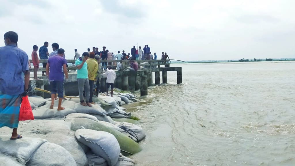 বিপৎসীমার ওপরে তিস্তা, কুড়িগ্রামে স্পার বাঁধ ক্ষতিগ্রস্ত হওয়ার শঙ্কা