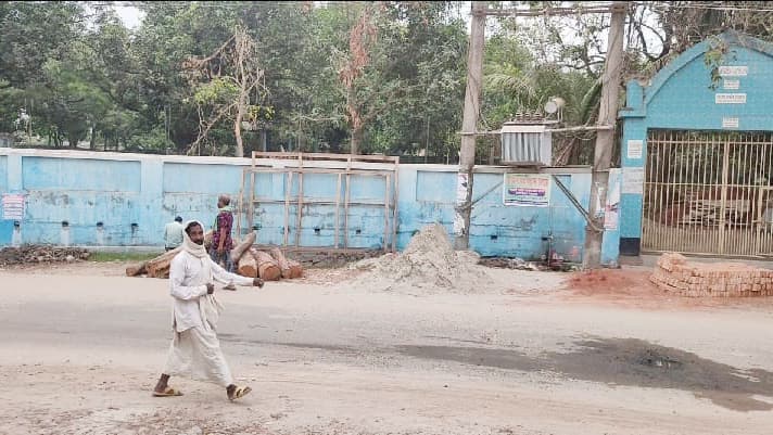 গোরস্থানের মার্কেট নির্মাণ বন্ধ চেয়ে ইউএনও’র কাছে এলাকাবাসীর আবেদন