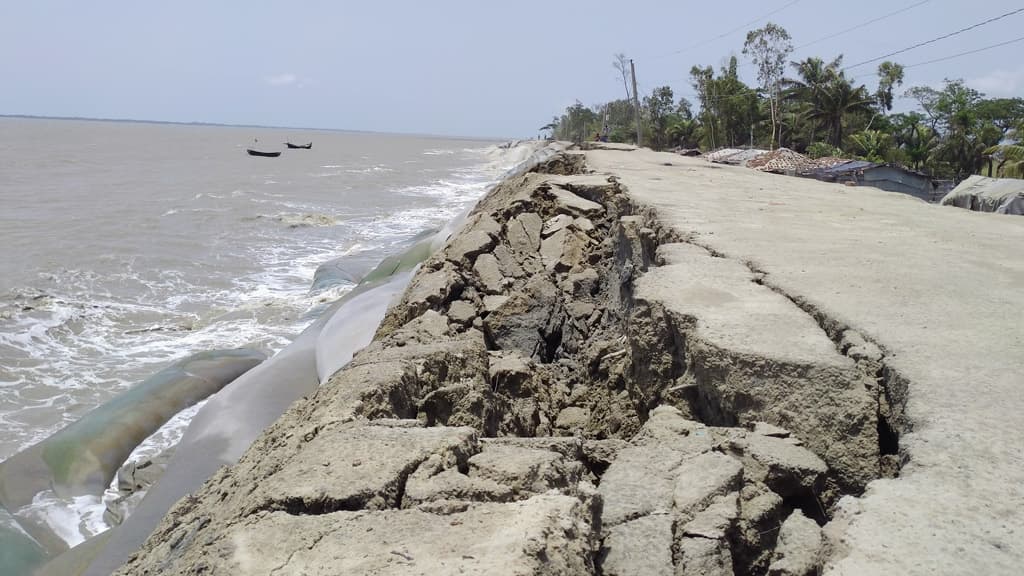 বাঁধের কাজ শেষ না হতেই ধস