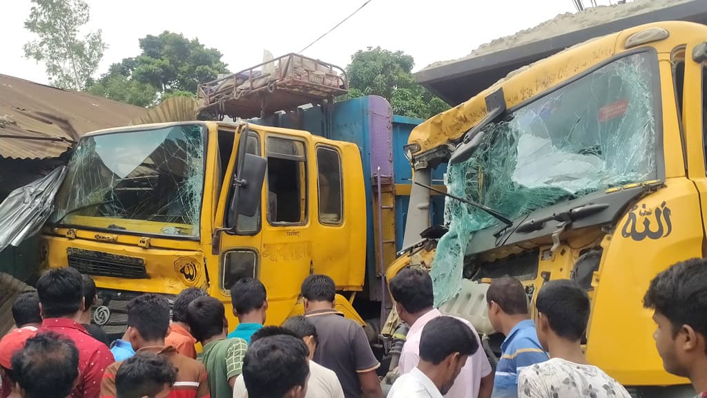 বালুবাহী ট্রাকের ধাক্কায় মরিচবাহী ট্রাকের হেলপার নিহত