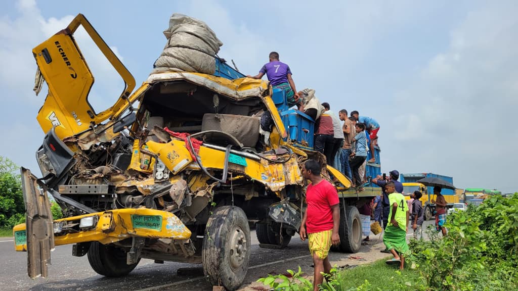 কুমিল্লায় কাভার্ড ভ্যানের পেছনে গরুবাহী ট্রাকের ধাক্কা, নিহত ২