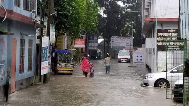 সামান্য বৃষ্টিতে হাসপাতাল প্রাঙ্গণে জলাবদ্ধতা