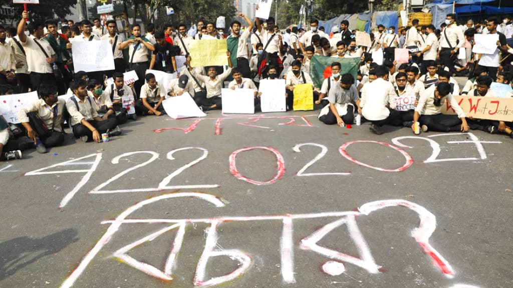 নিরাপদ সড়ক প্রশ্নে বারবার কেন ফুটওভার ব্রিজের প্রতিশ্রুতি