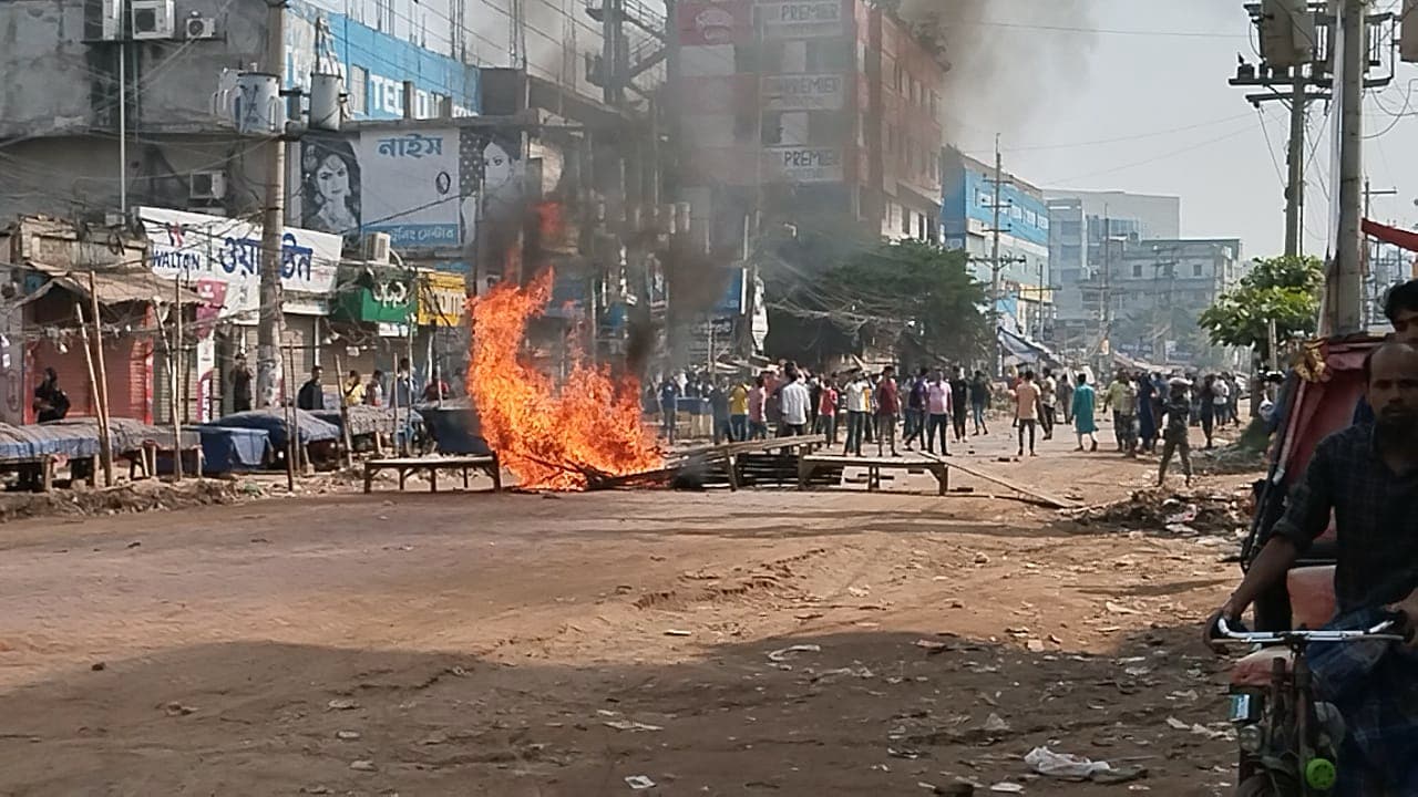 ২৩ হাজার টাকা মজুরির দাবিতে সাভার ও আশুলিয়ায় শ্রমিক বিক্ষোভ