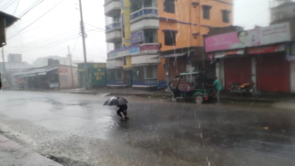 টানা ৩৭ দিন রোদে পুড়ে বৃষ্টিতে ভিজল চুয়াডাঙ্গা