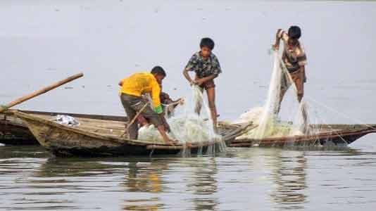 আজ থেকে ৬৫ দিন সাগরে মাছ ধরায় নিষেধাজ্ঞা