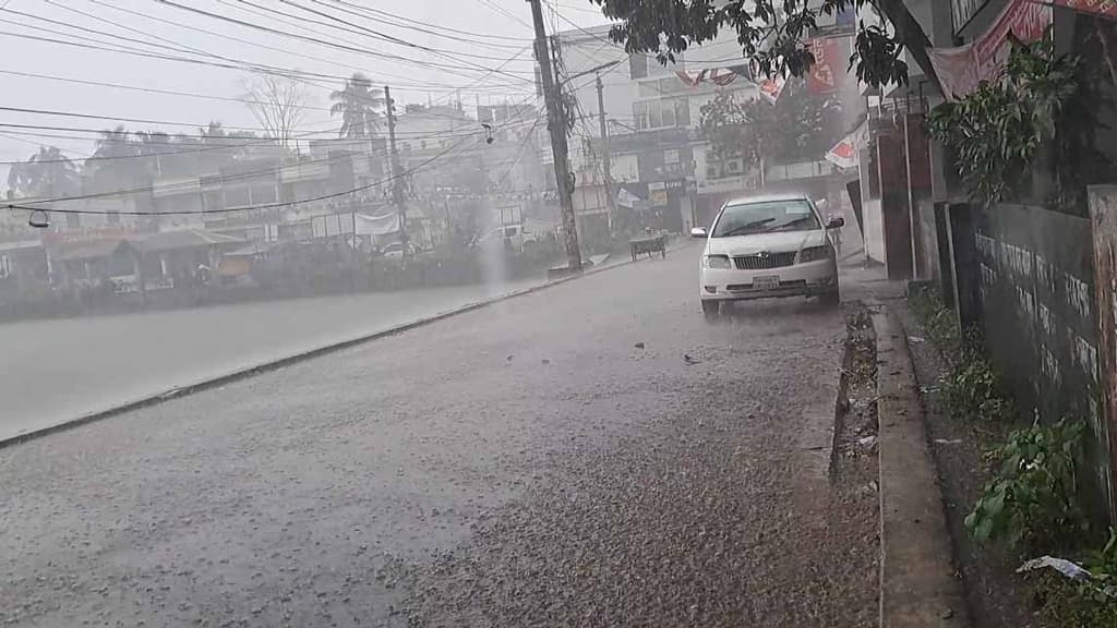 বাগেরহাটে উপকূল জুড়ে দমকা হাওয়ার সঙ্গে বৃষ্টি 