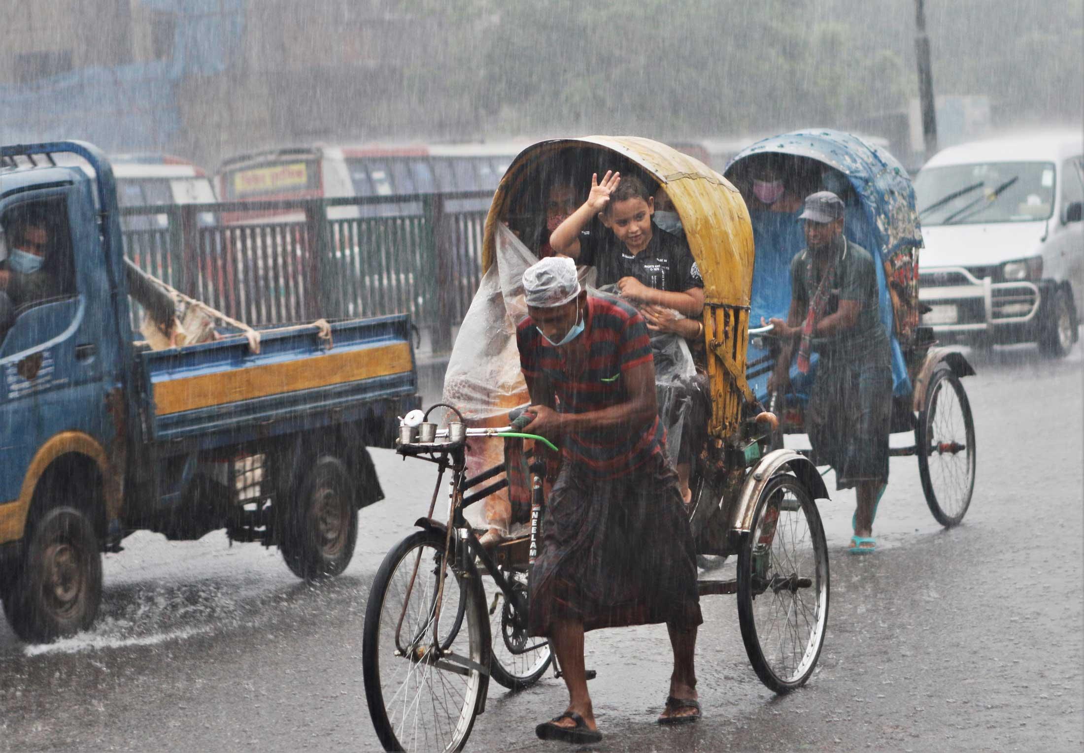 ঢাকায় আজও দিনভর থেমে থেমে বৃষ্টি হতে পারে