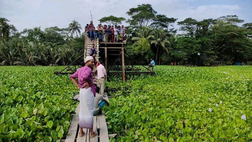 জোড়াতালির সেতু ভেঙে এলাকাবাসীর দুর্ভোগ