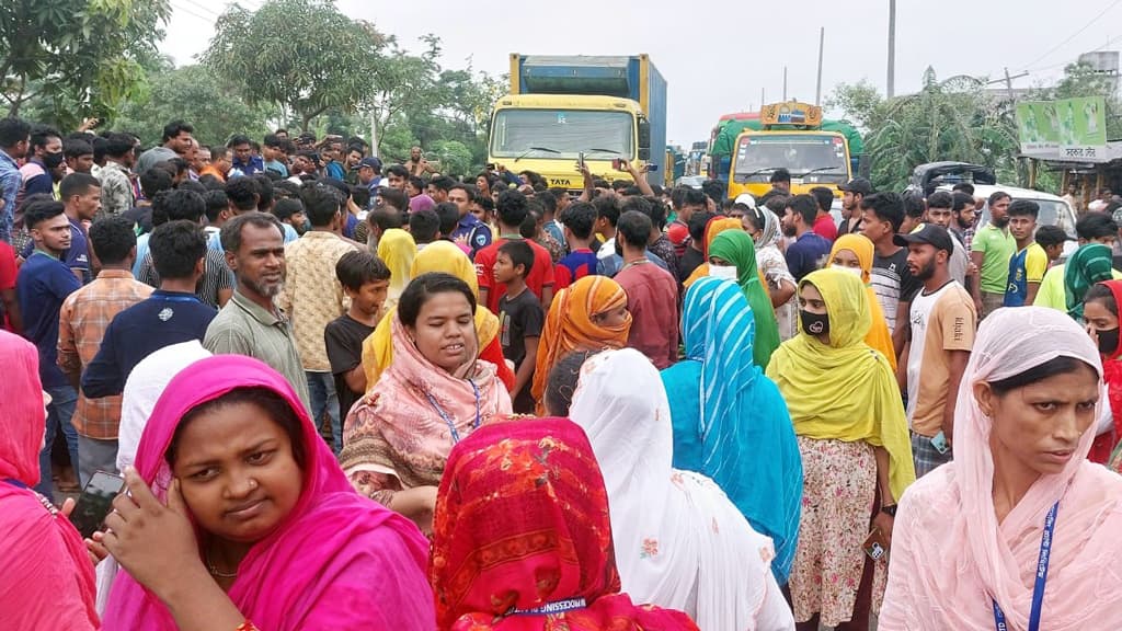 ঢাকা-চট্টগ্রাম মহাসড়কে পোশাকশ্রমিকদের করা অবরোধ দেড় ঘণ্টা পর প্রত্যাহার