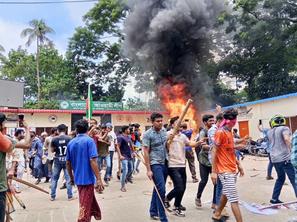 ফরিদপুর শহরজুড়ে রণক্ষেত্র, আওয়ামী লীগ কার্যালয়ে ভাঙচুর ও আগুন