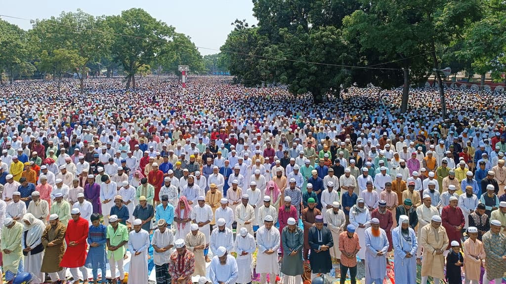 লাখো মুসল্লির অংশগ্রহণে শোলাকিয়ায় ঈদের জামাত অনুষ্ঠিত