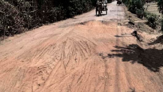 রোদ উঠলে সড়কে ধুলাবালি বৃষ্টি হলেই কাদাপানি