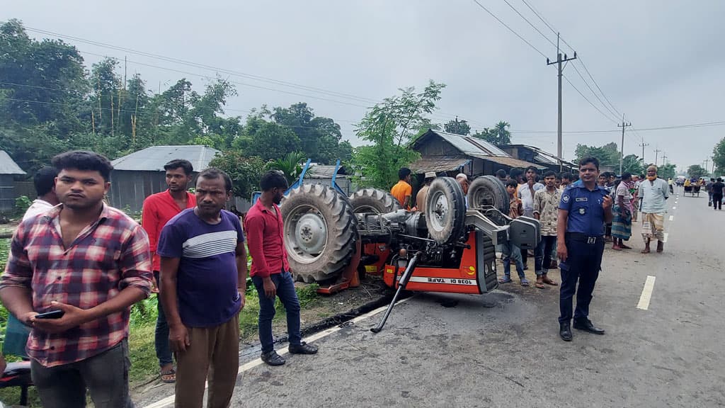 চাকা খুলে ভ্যানের ওপর ট্রাক্টর, নিহত ২