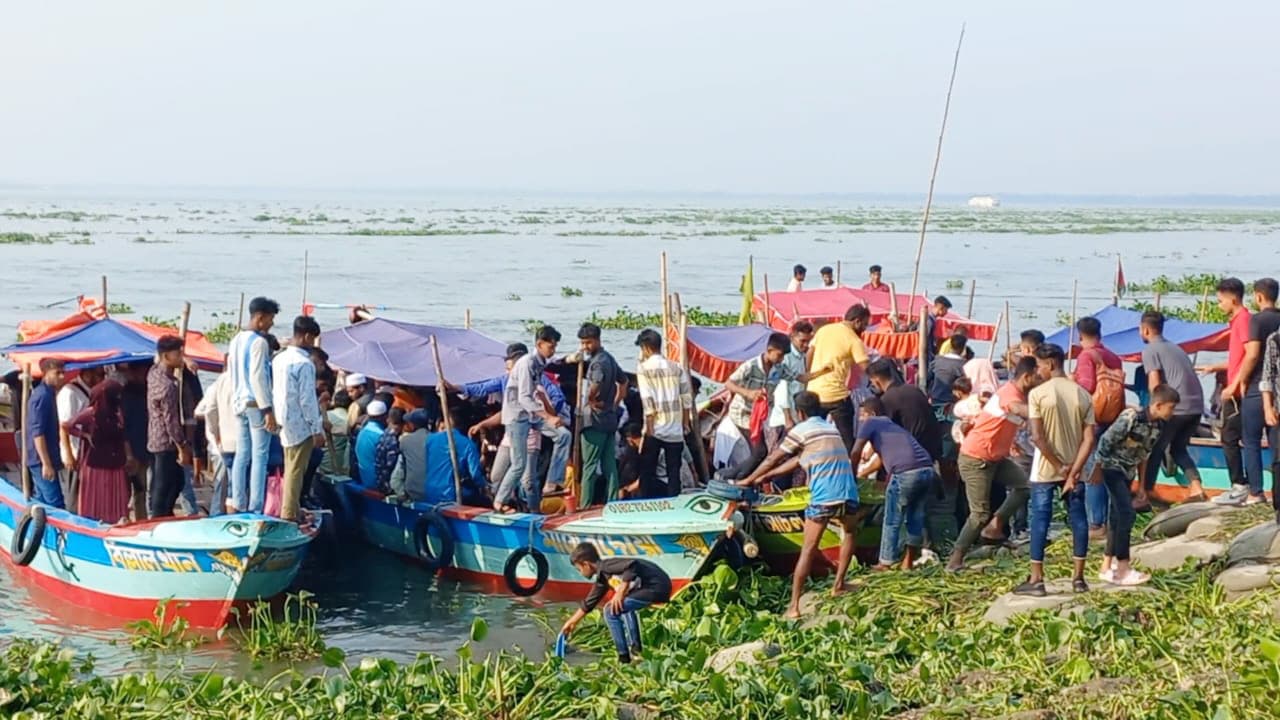 ঈদ উপলক্ষে চাঁদপুরের তিন নদীর মোহনায় পর্যটকের ঢল