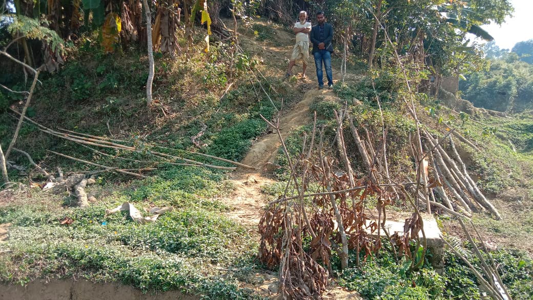 রাস্তা নেই, কালভার্ট দখল