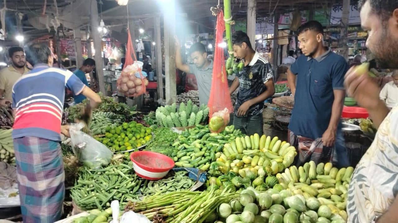 উৎপাদন কম, সবজির জেলাতেও দাম চড়া