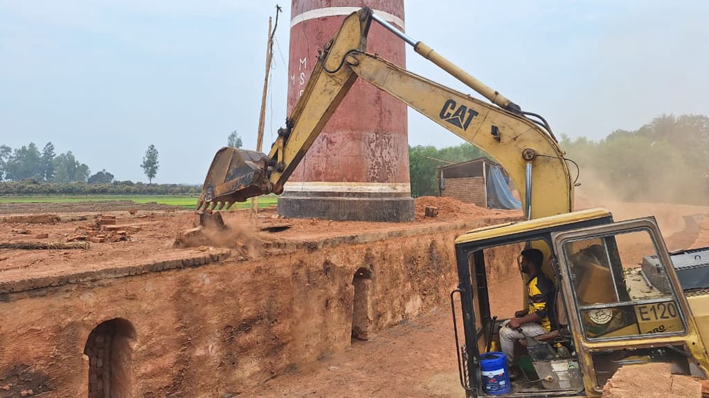 ছাড়পত্র না থাকায় ৫টি ইটভাটা গুঁড়িয়ে দিল পরিবেশ অধিদপ্তর