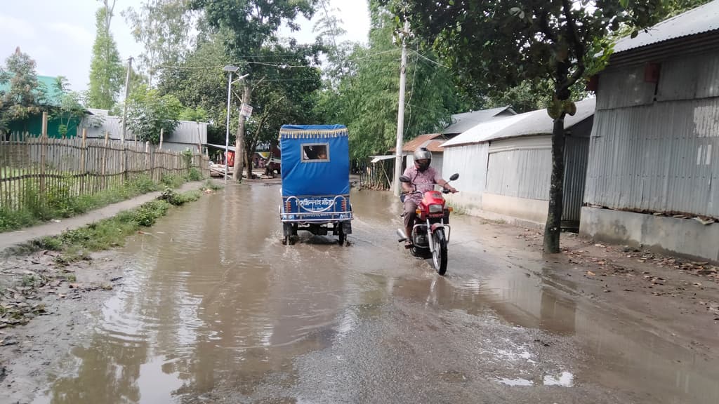 ১৪ কিমির ৫০ স্থানে জলাবদ্ধতা, দুর্ভোগ