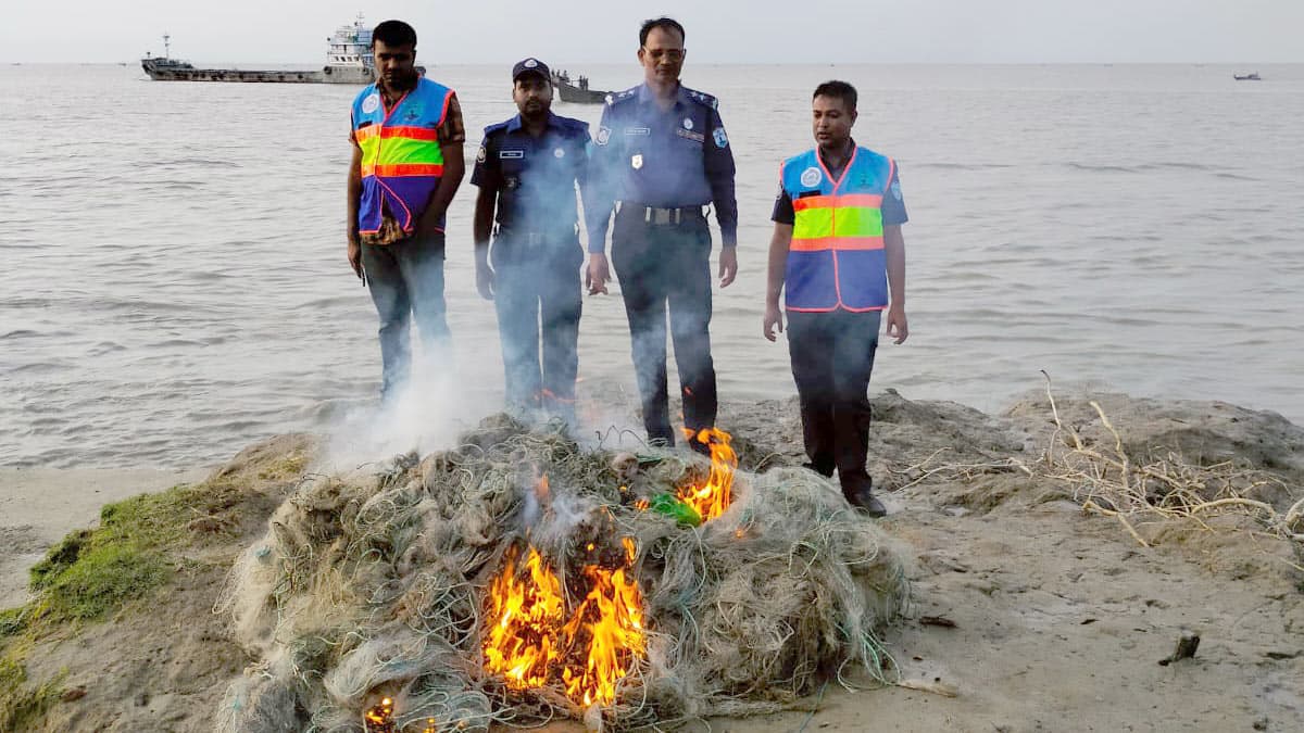 হাতিয়ার মেঘনা নদী থেকে ৭০ হাজার মিটার কারেন্ট জাল জব্দ 