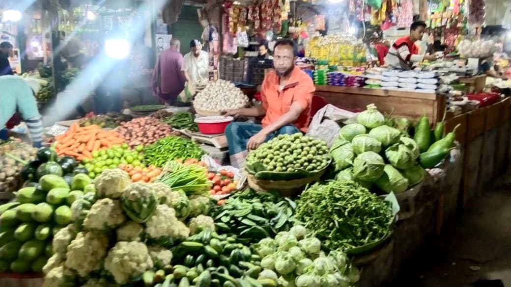 বৃষ্টির প্রভাবে খুলনায় পেঁয়াজের বাজারে উত্তাপ