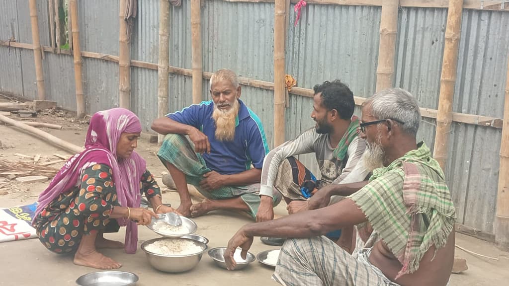 ভাঙনে ভিটে হারিয়ে খোলা আকাশের নিচে ব্রহ্মপুত্রপারের বাসিন্দারা