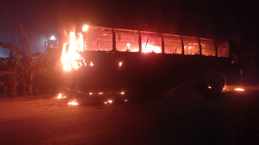 থানার সামনে বাসে আগুন দেওয়ার ঘটনায় ছাত্রদলের ২ নেতা গ্রেপ্তার