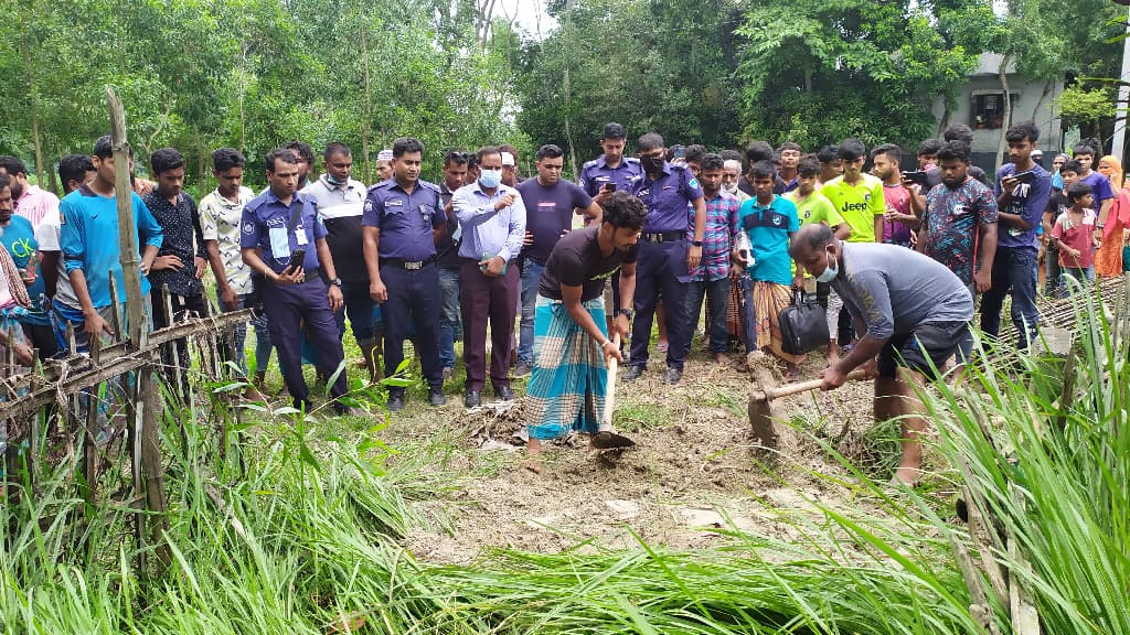 ১০ মাস পর কবর থেকে তোলা হলো বৃদ্ধার মরদেহ 