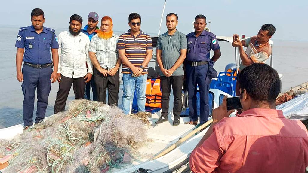 দৌলতপুরে যমুনায় অভিযান, ১২ হাজার মিটার জাল জব্দ 