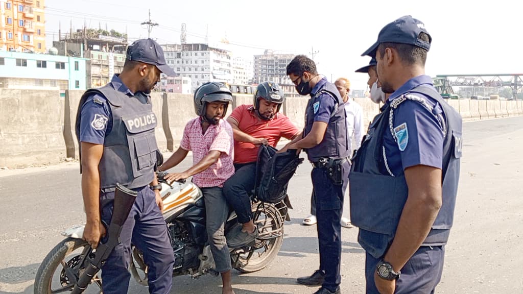 জয় বাংলা স্লোগান দিয়ে বিনা তল্লাশিতে ঢাকায় ঢুকেছে বাস 