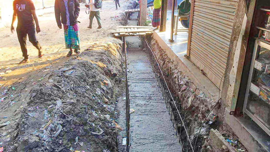 দেয়াল না ভাঙায় থেমে আছে ড্রেনের কাজ