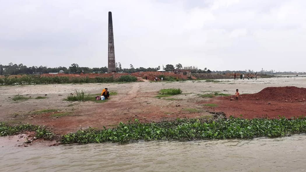 অবৈধ ভাটার দূষণ, দুর্ভোগে ৫০ হাজার মানুষ