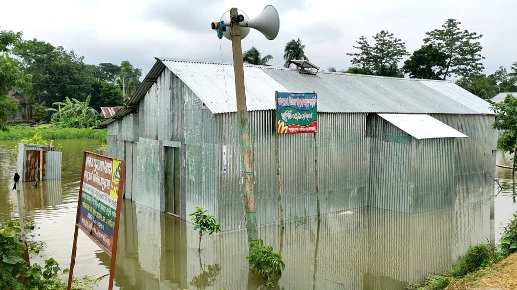 বন্যায় ভেসে গেছে  ১১০৪ পুকুরের মাছ