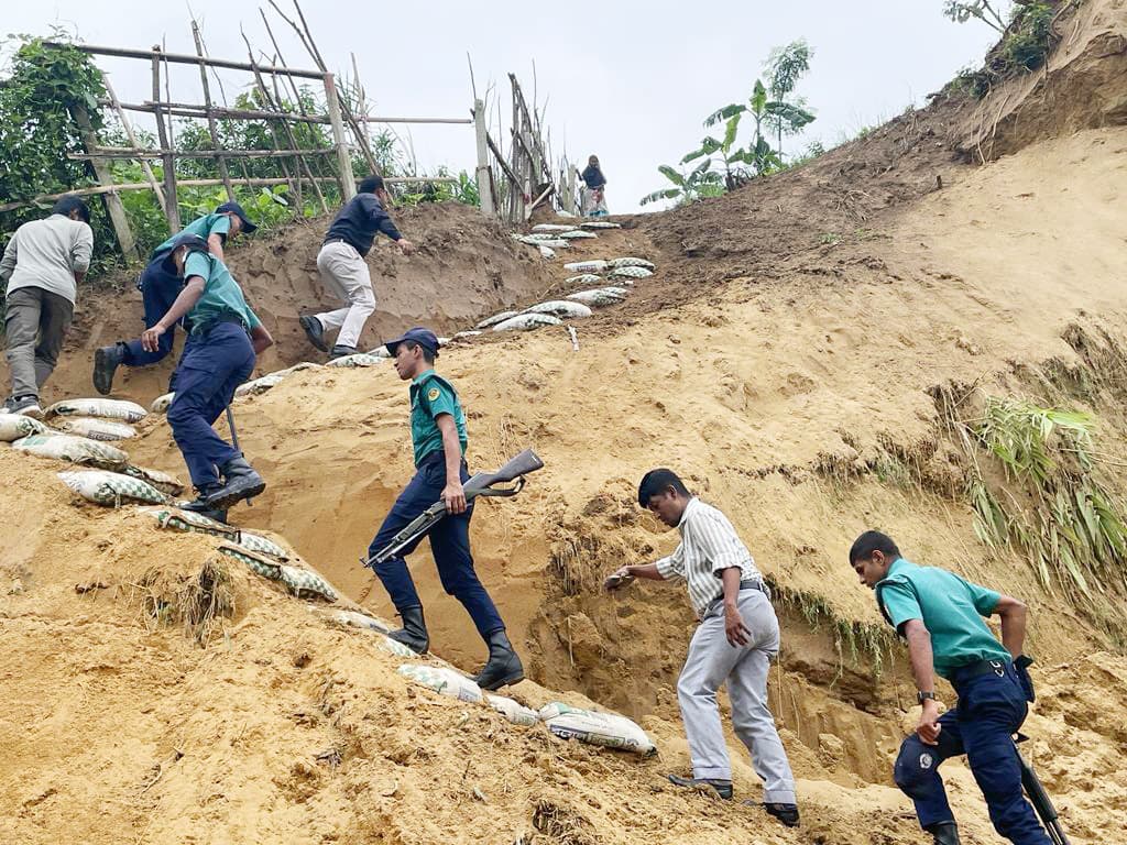 চট্টগ্রামে পাহাড় কেটে রাস্তা, ১৭ জনের বিরুদ্ধে মামলার নির্দেশ 