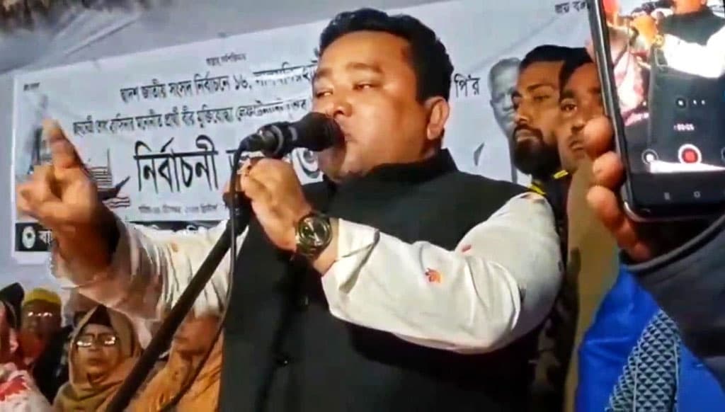 নৌকা ছাড়া কেউ এলাকায় ঢুকতে পারবে না, ইউপি চেয়ারম্যানের হুংকার