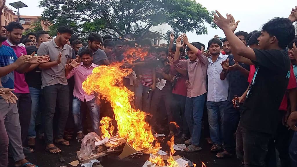 সরকারি চাকরিতে কোটা বাতিল দাবিতে ববি শিক্ষার্থীদের মহাসড়ক অবরোধ