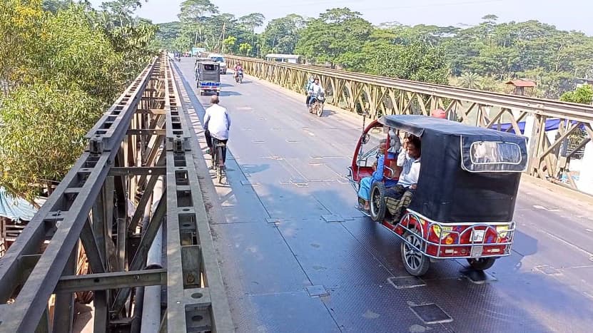 জোড়াতালির সেতুতে চলাচল