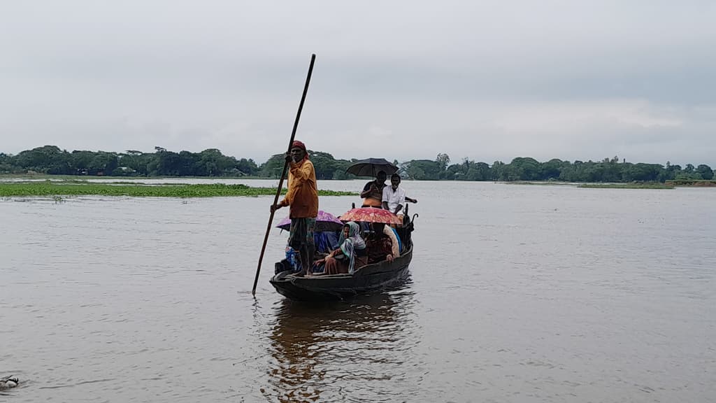 হাওরে ইটবোঝাই নৌকা ডুবে শ্রমিক নিখোঁজ