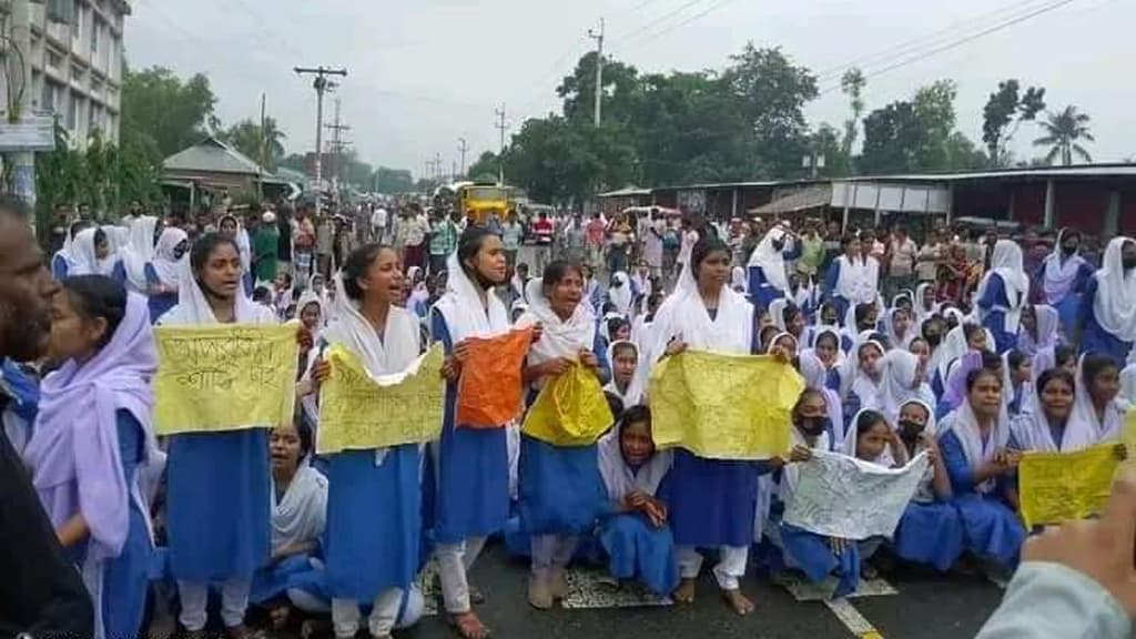 মধুপুরে শিক্ষক নিয়োগকে কেন্দ্র করে হামলা, সড়ক অবরোধ, পরীক্ষা স্থগিত